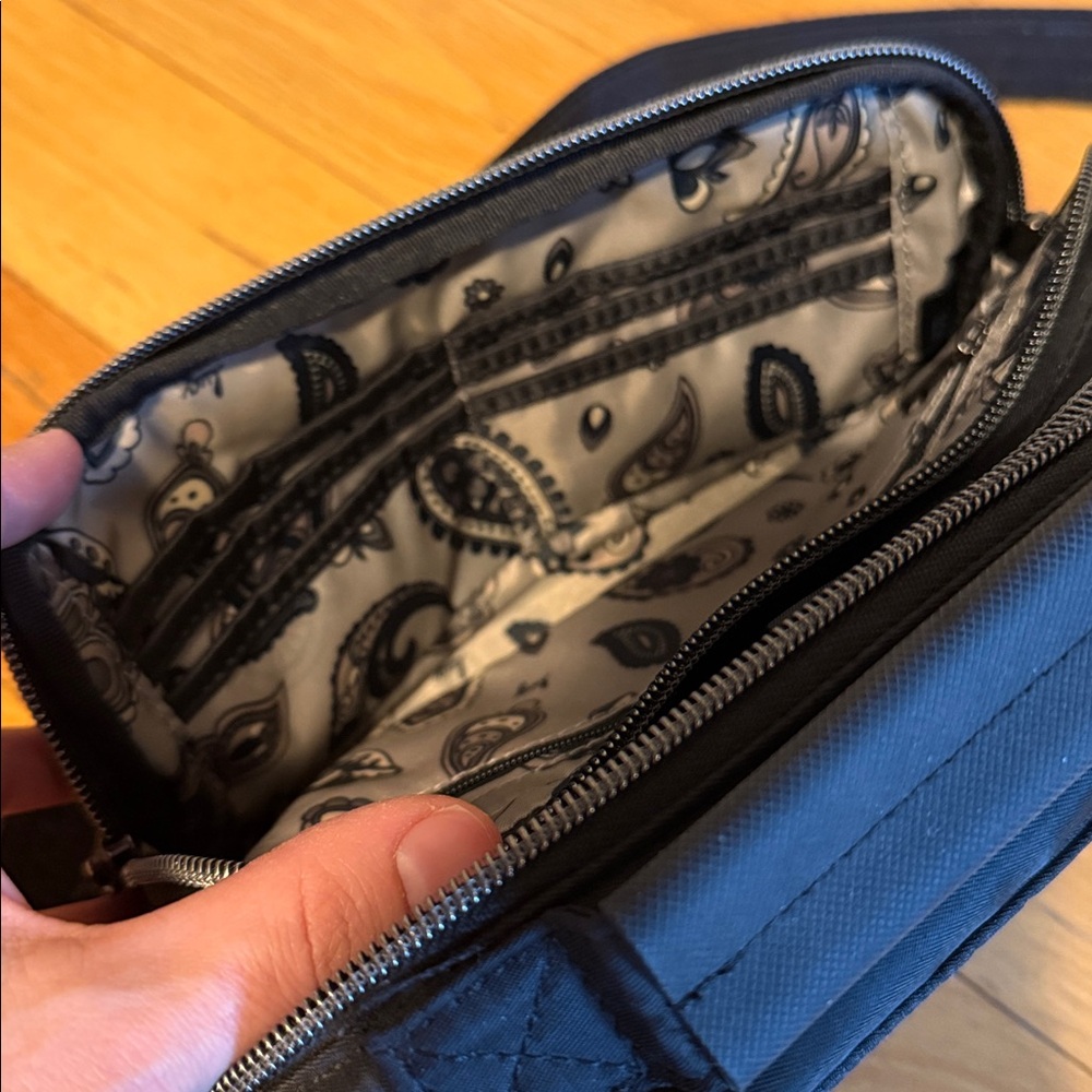 Lug Trolly Crossbody in black, like new - Picture 9 of 11